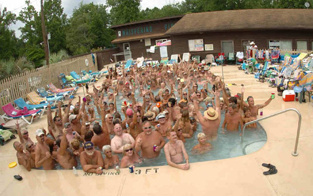 Tháng 6.2008, Hiệp hội khỏa thân vì mục đích giải trí Mỹ (American Association for Nude Recreation) đã tổ chức một sự kiện tắm nude tại nhiều địa điểm quy tụ hơn 13 nghìn người tham gia tại hồ bơi của 103 khu nghỉ mát trên khắp nước này. Đây được xem là kỷ lục tắm nude đông người tham gia nhất thế giới.Sự kiện vốn được AANR tổ chức thường niên nhằm cổ vũ cho quyền tự do cá nhân, tự tin hình thể và sự hòa nhập con người với thiên nhiên.