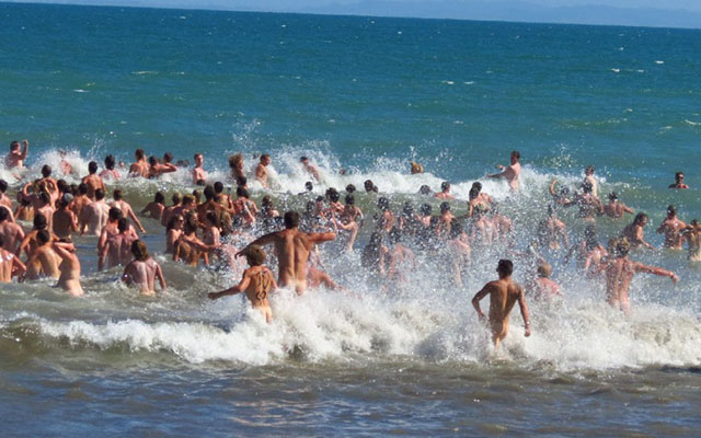 Tháng 3.2015, Sách Kỷ lục Guinness thế giới đã ghi nhận kỷ lục bãi biển khỏa thân có nhiều người tắm nhất thế giới thuộc về bãi biển ở thành phố Perth của Austraia khi có hơn 790 người tham gia sự kiện này.Để được tham gia vào một trong những lễ hội tắm khỏa thân lớn nhất thế giới, du khách phải đóng phí 26 USD. Với số tiền phải bỏ ra để được tham gia, du khách sẽ được nhận một bức ảnh chụp hàng trăm người xa lạ đang khỏa thân và tắm dưới nước. Bức ảnh này được coi như một món quà lưu niệm, chứng nhận họ đã có mặt tại lễ hội này.