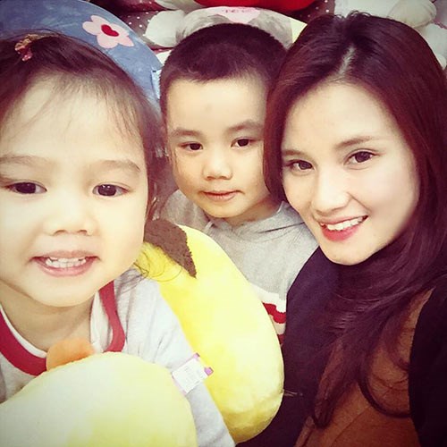 Bé Tuấn Minh (tên gọi ở nhà là Bin), con trai đầu của nữ MC hiện đã được 5 tuổi, cô công chúa thứ hai – bé Linh giờ mới lên 3.