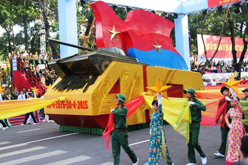 Mô hình phỏng theo hình mẫu chiếc xe tăng 390 húc đổ cổng Dinh Độc lập ngày 30/4/1975.