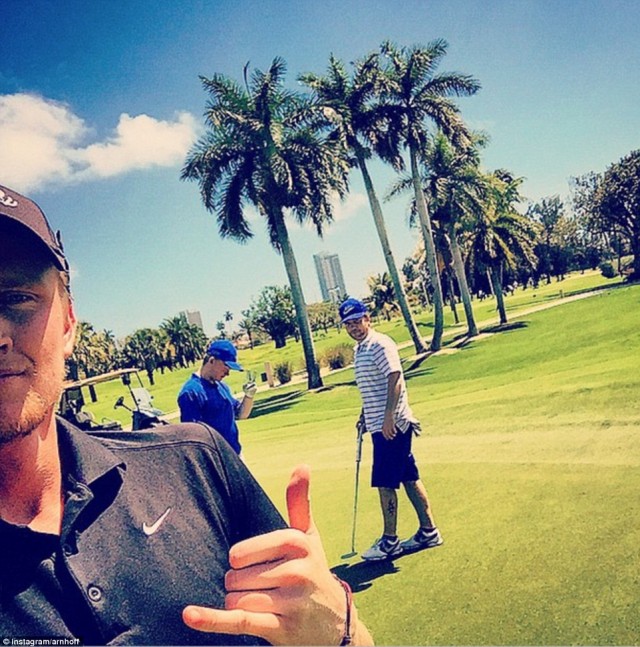 Tụ tập đánh golf với bạn bè ở Miami.