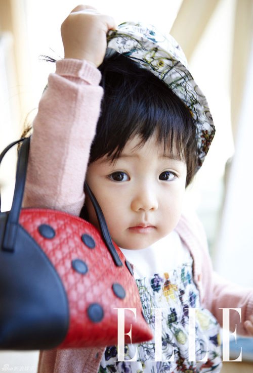 Nhiều người cho rằng do thừa hưởng nhiều gen di truyền từ mẹ, con gái Lee Young Ae sở hữu vẻ ngoài trong sáng giống hệt mẹ khi còn bé.