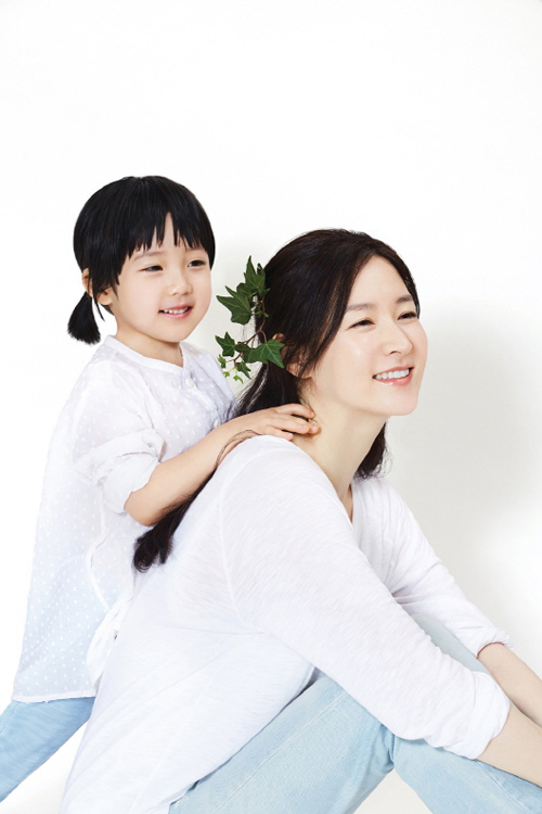 Không thể phủ nhận, càng lớn, cô nhóc con nhà Lee Young Ae càng xinh xắn và được thừa hưởng nhiều nét đẹp từ bà mẹ nổi tiếng.