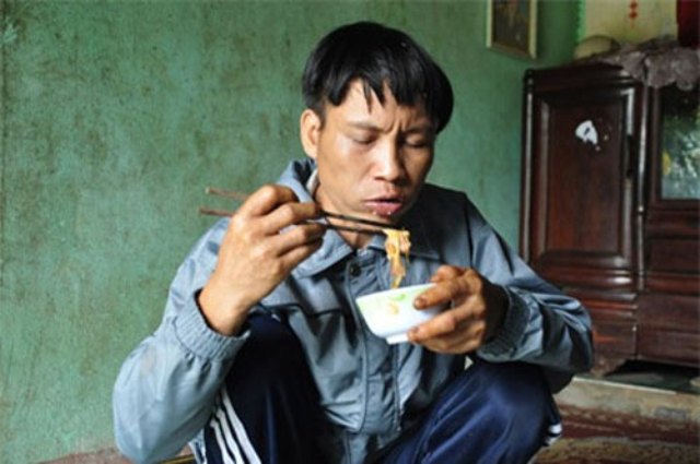'Người rừng' Hồ Văn Lang ăn mì tôm những ngày đầu mới về nhà.