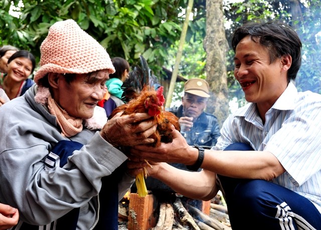 'Người rừng' Hồ Văn Lang (phải) và cha là 'người rừng' Hồ Văn Thanh được tặng gà.