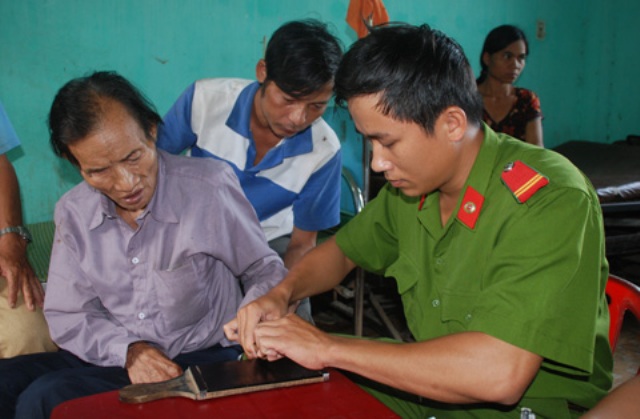 Năm 2013, Công an huyện Tây Trà, Quảng Ngãi đã đến tận giường bệnh làm các thủ tục nhập khẩu, chứng minh nhân dân cho cha con người rừng để ổn định cuộc sống lâu dài. Trong hình: Công an huyện Tây Trà lấy dấu vân tay ông Thanh làm CMND.
