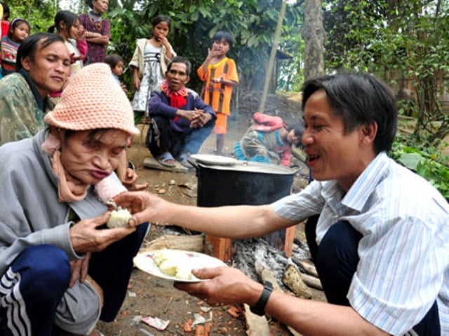 Dù đang sống ở một vùng quê thuộc diện nghèo, đời sống còn rất nhiều khó khăn, nhưng với vài bó củi đi lượm trong rừng, anh vẫn có thể đổi gạo, cá, mắm để có bữa no, bớt cực khổ hơn những ngày đói lạnh ở chốn rừng sâu trước kia.