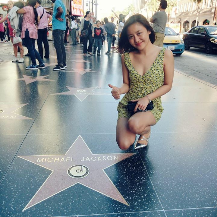 Văn Mai Hương thích thú tạo dáng trên Đại lộ Danh vọng Hollywood.