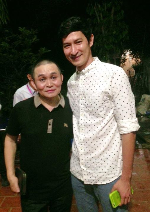 Xuân Hinh đọ dáng cùng diễn viên Huy Khánh.