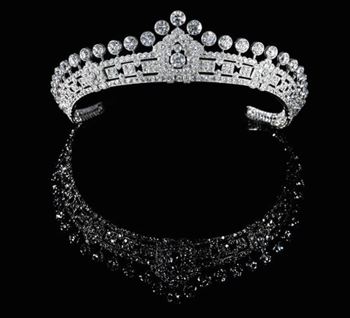 Vương miện kim cương tiara dự tính thu về khoản tiền 300.000 bảng Anh trong buổi đấu giá.