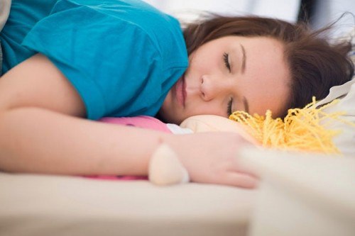 Một giấc ngủ dài vào ban ngày, đặc biệt là sau 16h hoặc một chút gà gật vào buổi tối khi xem tivi có thể làm hỏng giấc ngủ ngon vào ban đêm.