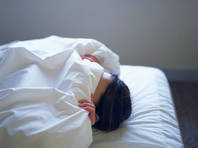 Trùm đầu khi ngủ - làm như vậy cơ thể sẽ hít vào một lượng CO2 khá lớn do chính mình thở ra, đồng thời thiếu khí oxy bổ sung cho cơ thể, không hề có lợi cho sức khỏe.