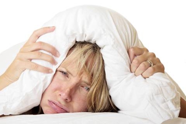 Một chiếc đệm quá lún hoặc quá cứng không những hạn chế giấc ngủ của bạn, ngủ không ngon giấc, mà còn ảnh hưởng đến hệ xương, làm bạn bị đau lưng khi ngủ dậy.