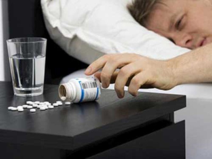 Thuốc ngủ có thể giúp bạn nhanh chóng rơi vào giấc ngủ nhưng lại không giải quyết vấn đề gốc rễ của chứng mất ngủ. Chưa kể, các loại thuốc ngủ cũng mang lại một số rủi ro, khiến người uống dễ dàng phụ thuộc vào nó.