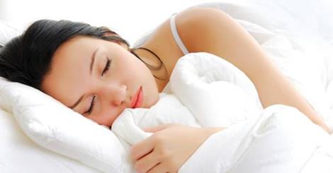 Nói chuyện nhiều trước khi đi ngủ dễ khiến cho não bộ hưng phấn, tư duy hoạt bát, bạn khó đi vào giấc ngủ hơn.