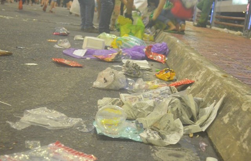 Các điểm xem bắn pháo hoa tại Đà Nẵng đều ngập trong rác thải.