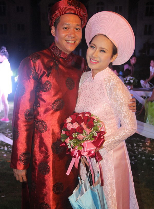 Khánh Linh tái hôn với doanh nhân Trần Tùng bằng lễ cưới ấm cúng hồi tháng 5 năm nay. Chồng cô sinh năm 1982, hơn vợ 1 tuổi.
