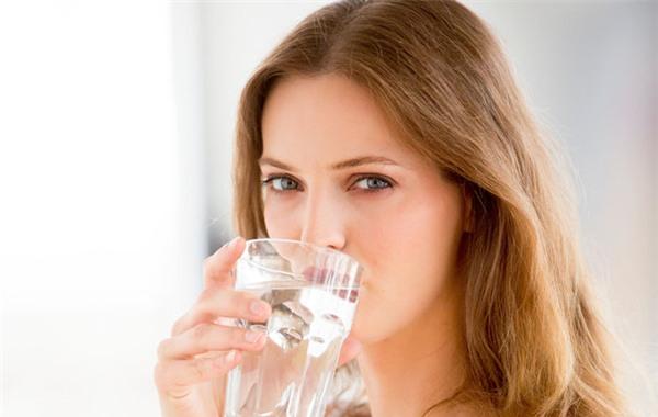 Uống đủ lượng nước cơ thể cần - đây là một phương pháp tuyệt vời đảm bảo cơ thể bạn luôn đủ nước, đủ năng lượng và thậm chí là có khả năng đốt cháy nhiều calo hơn.