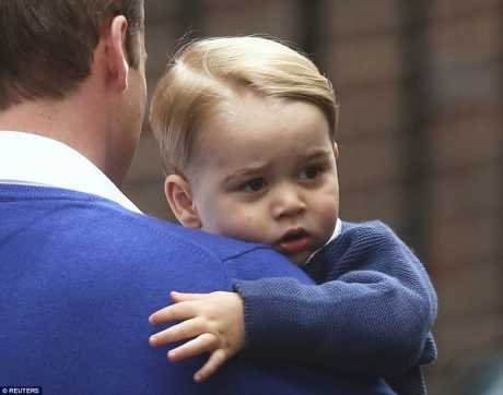 Sau khi giơ tay chào toàn thể người dân, 2 cha con Hoàng tử William đã nhanh chóng bước vào bệnh viện.