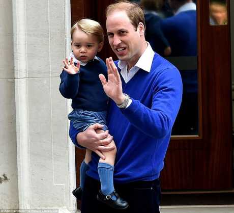 Hoàng tử nhí được cha đưa tới bệnh viện thăm mẹ và em gái.