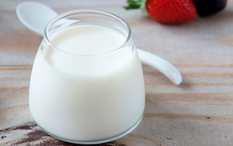 Sữa chua là một nguồn tuyệt vời của protein, do đó bạn nên ăn chúng hàng ngày để tăng cường sức khỏe cơ thể, cải thiện cơ bắp nhé.