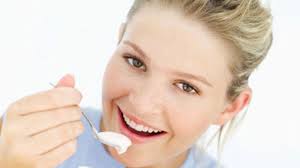 Nếu bạn cần một phương pháp làm trắng răng tự nhiên, rẻ và hiệu quả thì đừng bỏ qua sữa chua vì trong sữa chua có phốt pho và canxi.