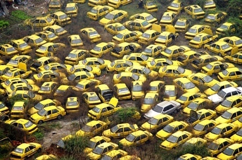 Một vùng đất hoang ở tỉnh Trùng Khánh, Trung Quốc được nhiều người gọi với cái tên nghĩa trang taxi vàng. Bởi đây là nơi tập kết của những chiếc taxi vàng bị loại bỏ vì đã lỗi thời sau một thời gian được người dân nơi đây ưa chuộng.
