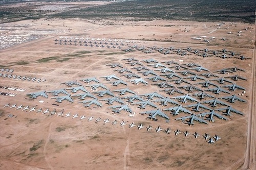 Tại khu vực Tucson, bang Arizona, Mỹ có một khu nghĩa trang tập trung những chiếc máy bay trực thăng đã hết thời hạn sử dụng của Bộ quốc phòng Mỹ. Tại đây hiện nay có khoảng 4.000 chiếc máy bay đã trở thành phế thải.