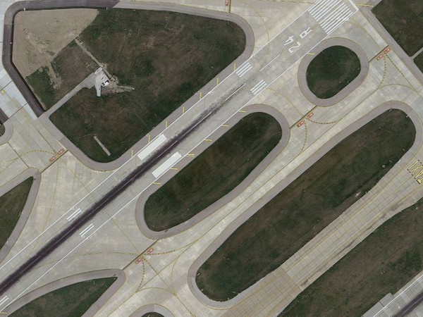 Tại những sân bay có nhiều đường băng và các đường băng song song, người ta sẽ đánh số kèm theo chữ “R”(cho đường băng bên phải) hoặc “L” (cho đường băng bên trái.