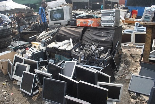 Ở Ghana, Châu Phi, có một khu nghĩa tảng đồ điện tử khổng lồ. Tại đây tập trung hàng tấn rác thải là những chiếc máy tính hoặc thiết bị điện tử.