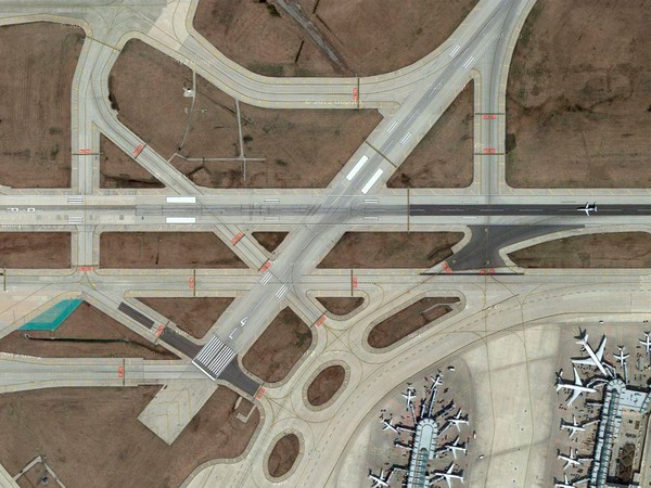 Cắt ngang các đường bay có nhiều nhánh đường nhỏ khác. Đó có thể là đường di chuyển cho máy bay hoặc các xe dịch vụ khác tại sân bay.