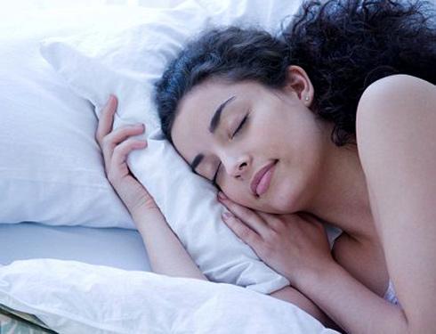 Bên cạnh đó, ngủ nude còn giúp bạn thúc đẩy vòng tuần hoàn máu, khiến bệnh táo bón, tiêu chảy mãn tính, đau bụng, đau đầu được cải thiện rõ rệt.