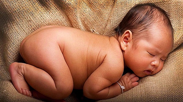 Các nghiên cứu nhi khoa đã chỉ ra rằng, thời gian các em bé lớn lên nhiều nhất hàng ngày chính là lúc các em không mặc gì, theo đó, sự thoải mái về mặt cơ thể, giúp cho các tế bào thần kinh trong não bộ phát triển rất mạnh.