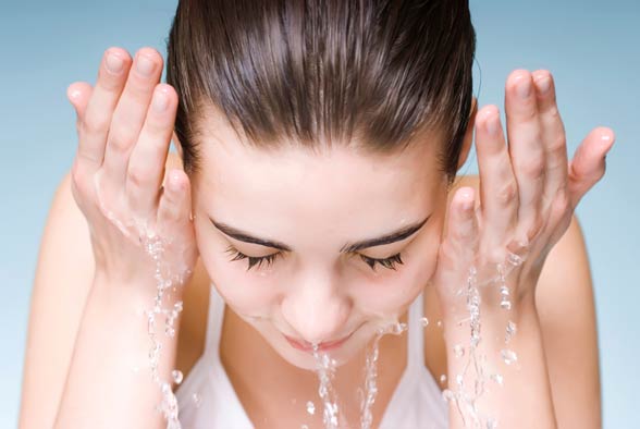 Rửa mặt bằng nước lạnh: tận dụng giờ nghỉ trưa để vệ sinh khuôn mặt, giúp da hít thở không khí trong lành, đồng thời tạo cho tinh thần sảng khoái. Bạn có thể vỗ nước lạnh lên mặt khoảng 2-3 phút để giúp tinh thần tỉnh táo.
