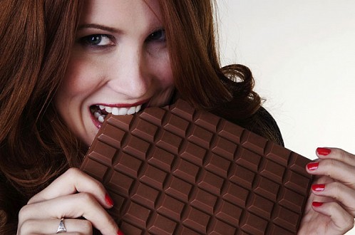 Ăn chocolate: nếu bạn muốn đầu óc tỉnh táo trong giây lát thì chocolate đen là liều thuốc hữu hiệu nhất. Chocolate đen chứa cafein và chất chống oxy hóa nên có tác dụng kích thích thần kinh giao cảm hưng.