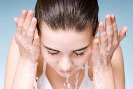 Khi cơn buồn ngủ ập đến, bạn có thể dùng một chút nước lạnh rửa mặt và nhẹ nhàng mát- xa da mặt. Cách này vừa có thể giúp bảo vệ làn da của bạn vừa khiến tinh thần của bạn tỉnh táo hơn.