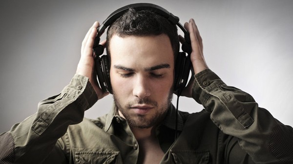 Âm nhạc được chứng minh có tác dụng kích thích hầu hết mọi vùng của não và giúp bạn tập trung, thư giãn. Một số chuyên gia nghiên cứu và cho biết âm nhạc có tác dụng như một chất kích thích với não.