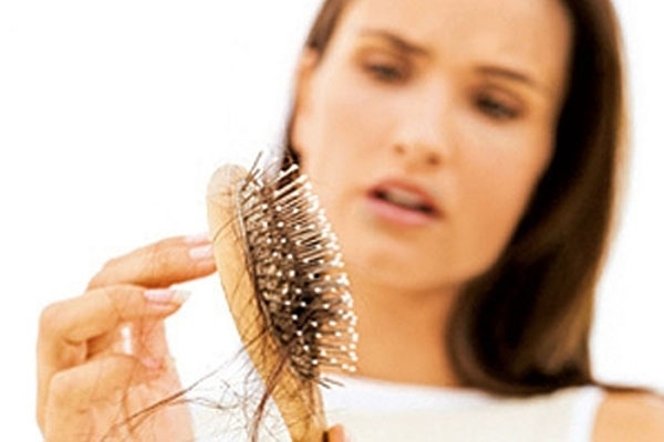 Rụng tóc - thiếu vitamin B6 có thể gây ra rụng tóc, nhưng đó cũng là dấu hiệu cho thấy thiếu kẽm. Nếu tóc còn bị khô và dễ gãy, đó là vì thiếu vitamin A.