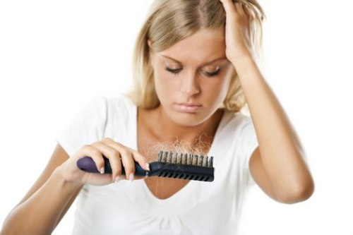 Vì vậy nếu tóc rụng một vài sợi, đó chỉ là dấu hiệu bình thường; nhưng nếu rụng bất thường và quá nhiều, nguyên nhân có thể liên quan đến vấn đề dinh dưỡng.