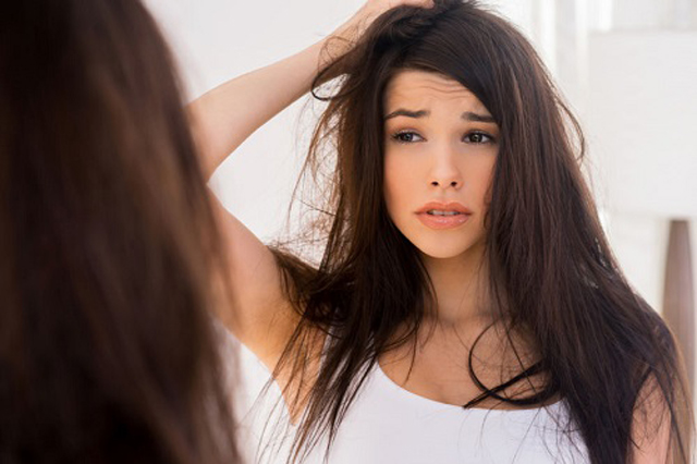 Khi bạn thấy tóc mình có dấu hiệu xơ, rối, dễ gẫy thì hãy đi khám ngay nhé, vì đây là một trong những dấu hiệu cảnh báo rằng cơ thể của bạn đang thiếu hụt protein và các vitamin nhóm B.