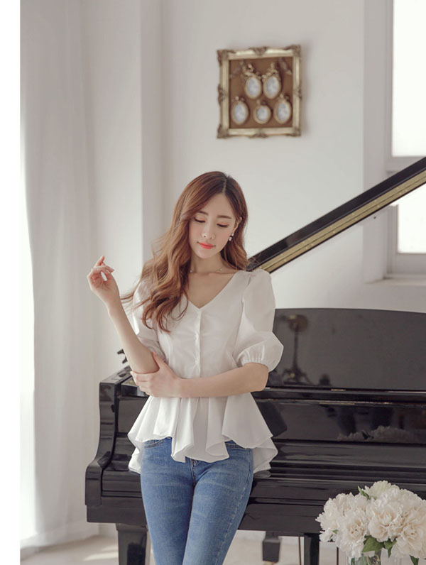 Với chất liệu thoáng mát, kiểu dáng trẻ trung, áo sơ mi phong cách Hàn mới nhất 2015 sẽ mang lại cho bạn gái công sở nét trẻ trung và hiện đại.