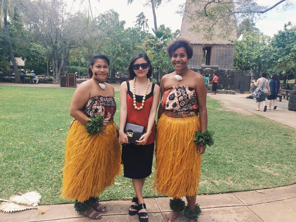 Văn Mai Hương khoe ảnh bên các vũ công ở đảo Hawai. Hiện nữ ca sĩ đang đi du lịch ở đây, sau chuyến đi Mỹ.