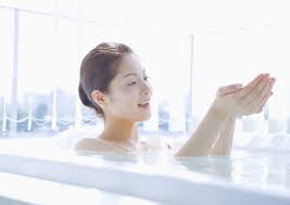 Tắm nước nóng - bất kỳ chuyên gia sức khỏe nào cũng sẽ khuyên bạn nên tắm nước nóng để thư giãn sau một ngày dài làm việc mệt nhọc.