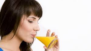 Uống nước cam có thể là một cách giảm stress. Một số nghiên cứu cho thấy vitamin C có thể giúp bạn quản lý căng thẳng hiệu quả hơn, nó giúp hạ thấp mức độ căng thẳng trong cơ thể.