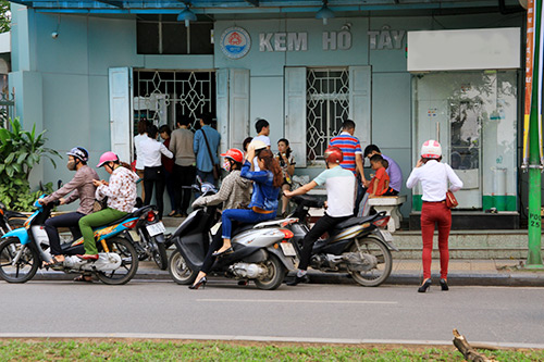 Một quán kem nằm trên đường Thanh Niên (Tây Hồ) khá đông khách.