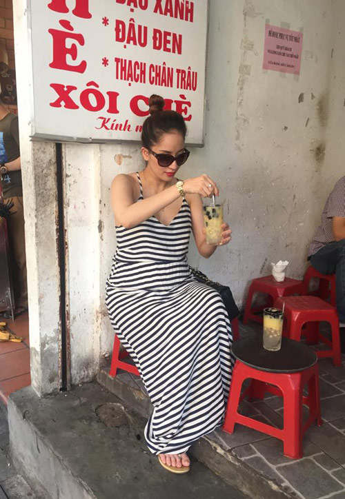 Bà bầu Khánh Thi diện váy hai dây mát mẻ, hào hứng đi ăn chè ở Hà Nội