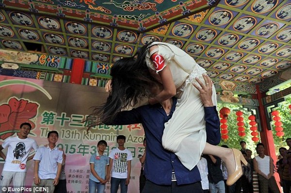 Một cuộc thi hôn với đủ tư thế kỳ quặc vừa được diễn ra hôm 1/5 tại Vân Nam, Trung Quốc thu hút sự chú ý của nhiều người, đặc biệt là giới trẻ.