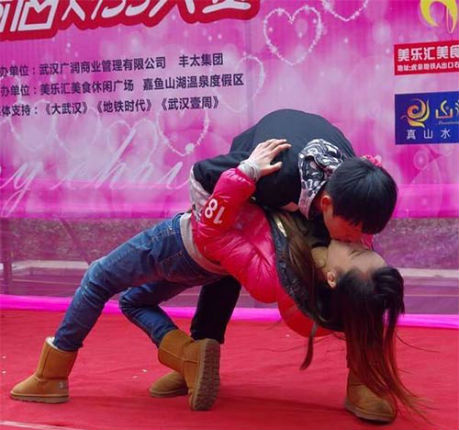 Cuộc thi hôn lạ lùng này là một phần trong lễ hội Rhododendrons hàng năm được tổ chức vào mùa xuân ở tỉnh Vân Nam, Trung Quốc.