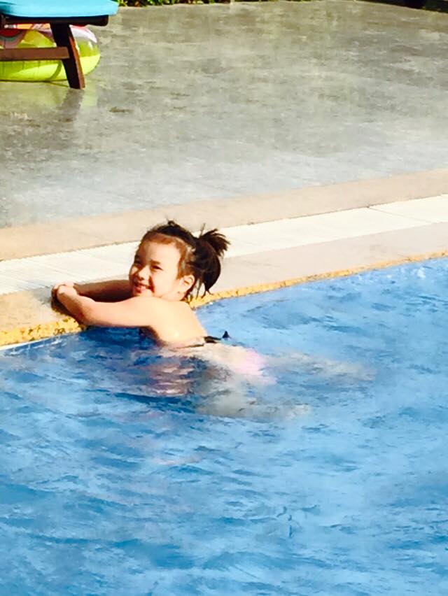 Con gái ca sỹ Thu Phượng cũng được mẹ cho đi bơi khi hè đến.