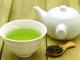 Trà xanh - nhờ có chứa chất chống oxy hóa, nên trà xanh có thể hỗ trợ trong việc thúc đẩy hệ thống miễn dịch, tăng cường quá trình trao đổi chất của cơ thể, ngay cả quá trình lọc thải ở phổi.